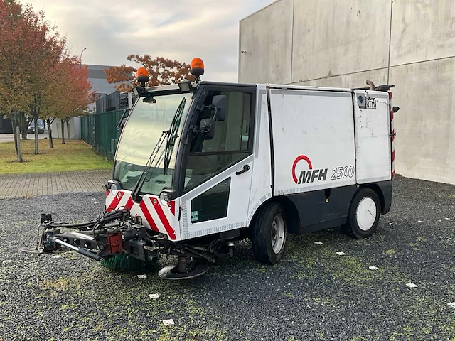 2012 aebi mfh2500 straatveegmachine - afbeelding 12 van  57