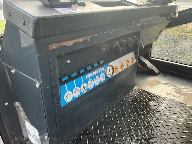 2012 aebi mfh2500 straatveegmachine - afbeelding 22 van  57
