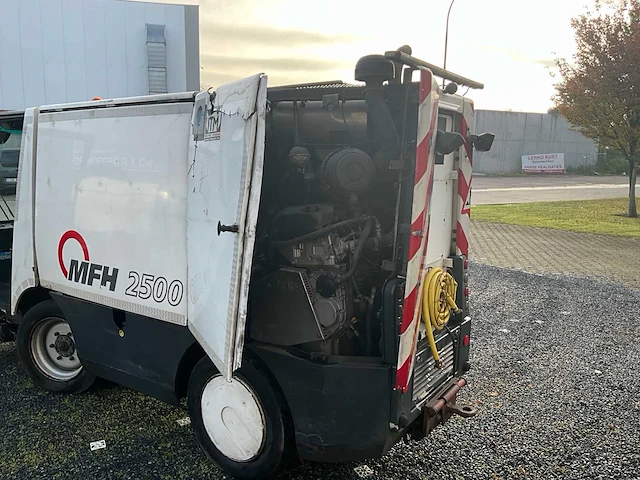 2012 aebi mfh2500 straatveegmachine - afbeelding 25 van  57