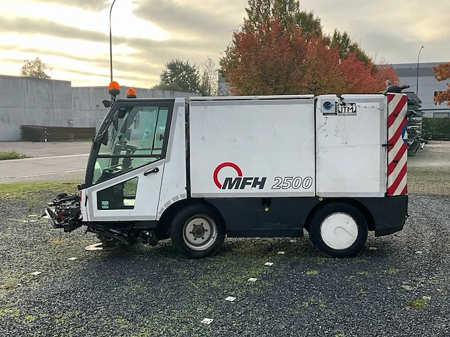 2012 aebi mfh2500 straatveegmachine - afbeelding 21 van  57