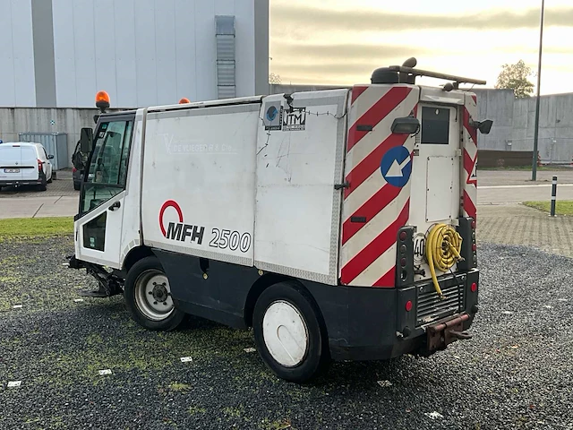 2012 aebi mfh2500 straatveegmachine - afbeelding 26 van  57