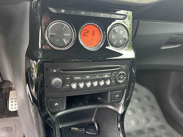 2012 citroën ds3 - (r-line / sportieve afwerking zichtbaar) - afbeelding 3 van  25