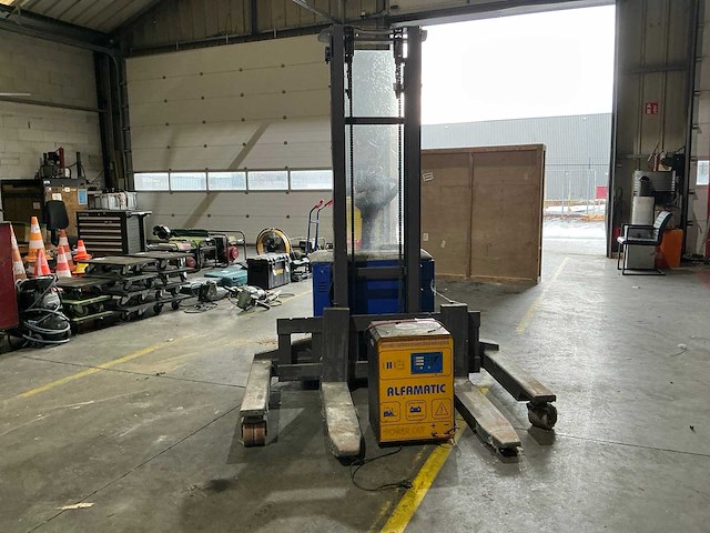 2012 elektrische palletwagen compleet met acculader armanni alfamatic, bouwjaar 2012 - afbeelding 1 van  11