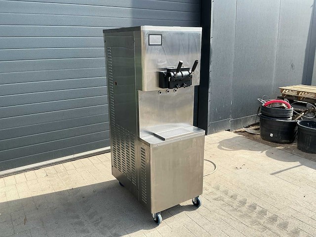 2012 gelmatic softijsmachine - afbeelding 1 van  9