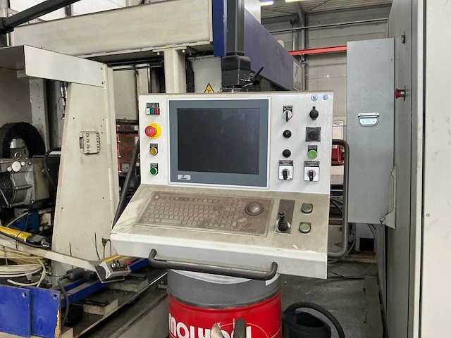 2012 vernet behringer hdx 918 cnc-boormachine + aanvoer rollenbanen / veiligheidshekken + vernet behringer bandzaagmachine hbp410/923 - afbeelding 10 van  15