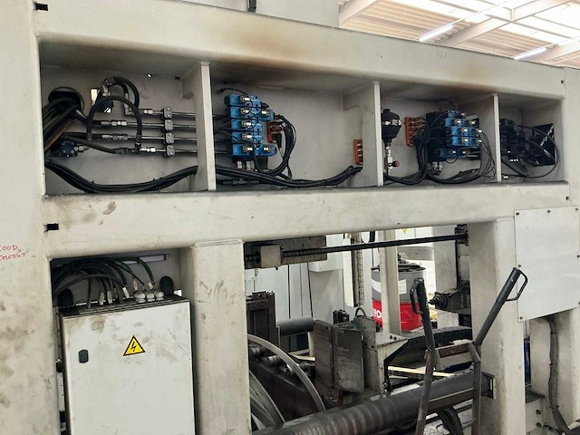 2012 vernet behringer hdx 918 cnc-boormachine + aanvoer rollenbanen / veiligheidshekken + vernet behringer bandzaagmachine hbp410/923 - afbeelding 5 van  15