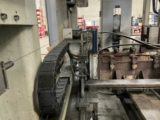 2012 vernet behringer hdx 918 cnc-boormachine + aanvoer rollenbanen / veiligheidshekken + vernet behringer bandzaagmachine hbp410/923 - afbeelding 9 van  15
