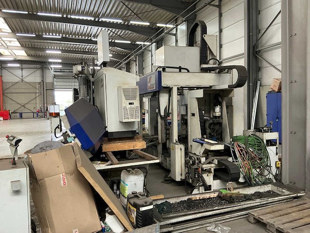 2012 vernet behringer hdx 918 cnc-boormachine + aanvoer rollenbanen / veiligheidshekken + vernet behringer bandzaagmachine hbp410/923 - afbeelding 4 van  15