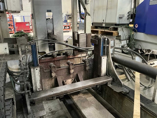2012 vernet behringer hdx 918 cnc-boormachine + aanvoer rollenbanen / veiligheidshekken + vernet behringer bandzaagmachine hbp410/923 - afbeelding 8 van  15