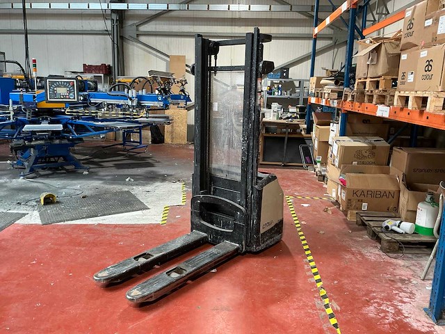 2013 crown wf3000 series elektrische palletlifter - afbeelding 1 van  9