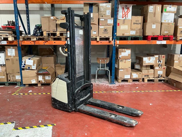 2013 crown wf3000 series elektrische palletlifter - afbeelding 2 van  9