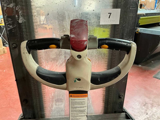 2013 crown wf3000 series elektrische palletlifter - afbeelding 6 van  9