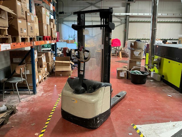 2013 crown wf3000 series elektrische palletlifter - afbeelding 2 van  4