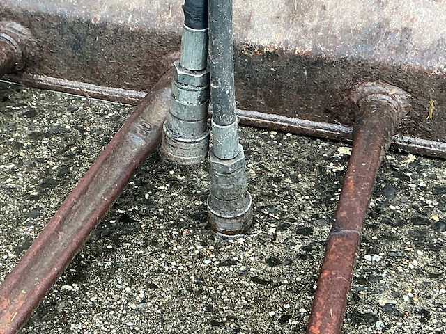 2013 giant mv-k2-1300 hydraulische kuilvoerbak / mestklem / silagegrijper met ondertanden - afbeelding 7 van  7