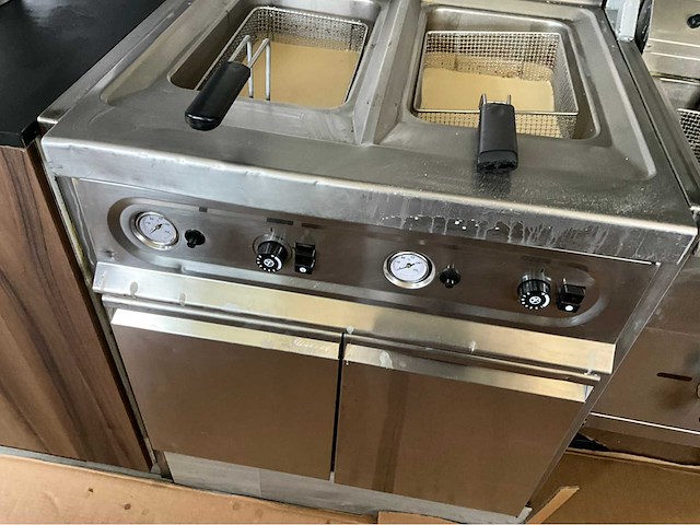 2013 sallas foodtrailer / mobiele snackwagen / frietkraam - afbeelding 32 van  64