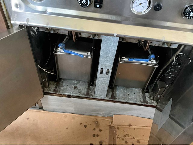 2013 sallas foodtrailer / mobiele snackwagen / frietkraam - afbeelding 33 van  64