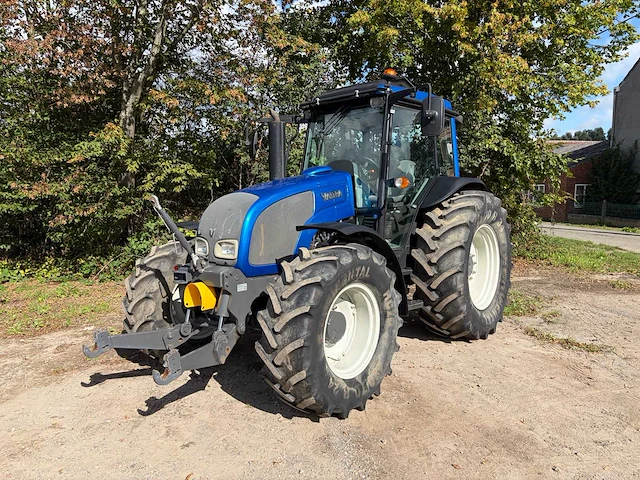 2013 valtra a93 hitech agco power 33 cta vierwielaangedreven landbouwtractor - afbeelding 1 van  30