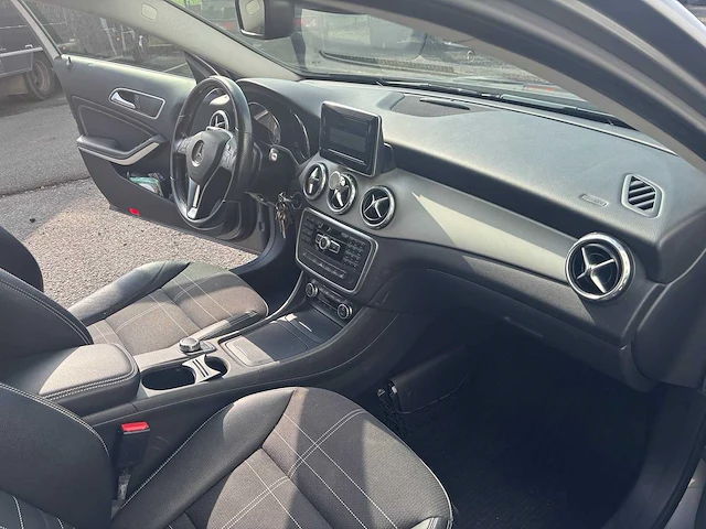 2014 - mercedes benz - gla 200 - suv - car - afbeelding 23 van  31