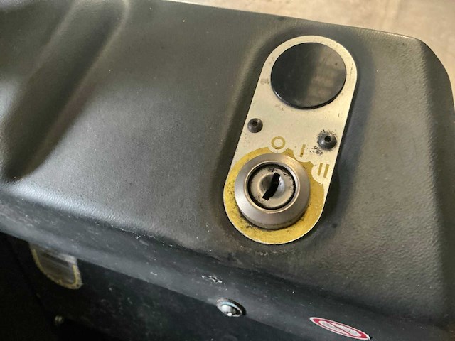 2014 kärcher km 130/300 r lpg zelfrijdende veegmachine (69001-52) - afbeelding 7 van  16