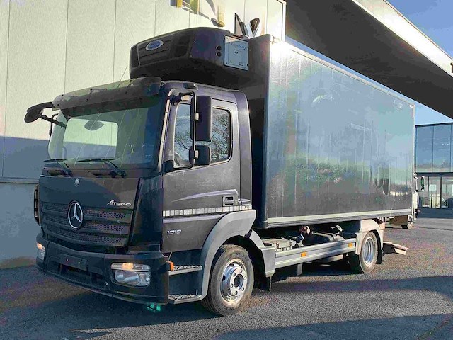 2014 mercedes-benz atego vrachtwagen met laadklep - afbeelding 1 van  33