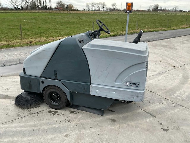 2014 nilfisk sr1601 zelfrijdende veegmachine - afbeelding 14 van  43