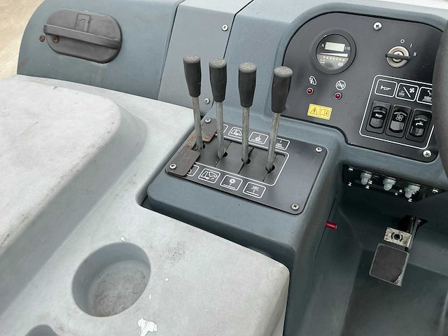 2014 nilfisk sr1601 zelfrijdende veegmachine - afbeelding 25 van  43