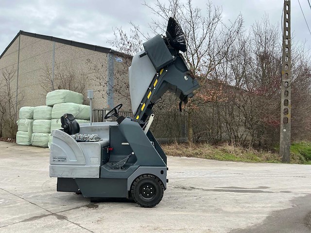 2014 nilfisk sr1601 zelfrijdende veegmachine - afbeelding 23 van  43