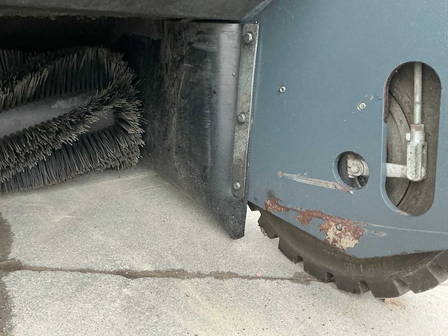 2014 nilfisk sr1601 zelfrijdende veegmachine - afbeelding 4 van  43