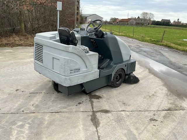 2014 nilfisk sr1601 zelfrijdende veegmachine - afbeelding 9 van  43