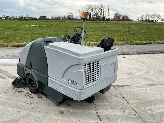 2014 nilfisk sr1601 zelfrijdende veegmachine - afbeelding 13 van  43