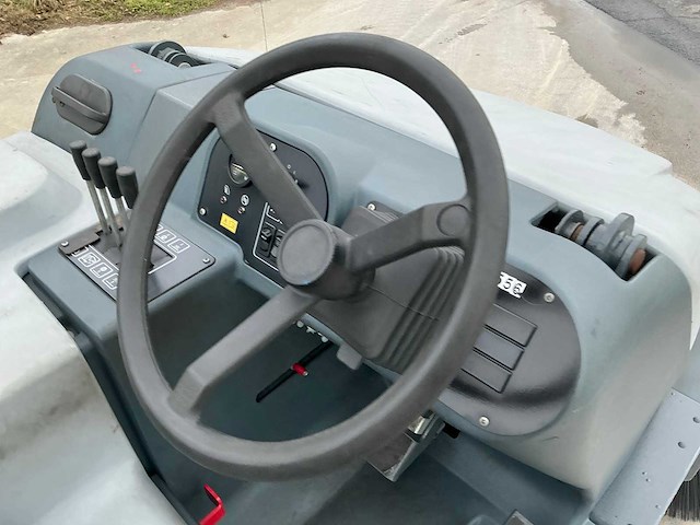 2014 nilfisk sr1601 zelfrijdende veegmachine - afbeelding 27 van  43