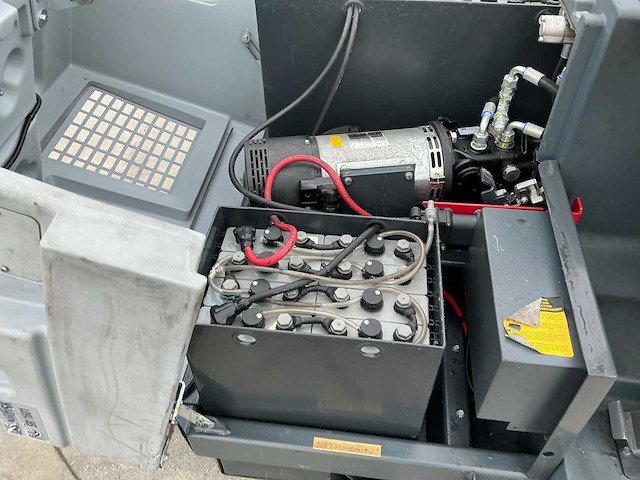 2014 nilfisk sr1601 zelfrijdende veegmachine - afbeelding 28 van  43