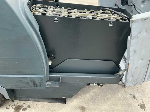 2014 nilfisk sr1601 zelfrijdende veegmachine - afbeelding 33 van  43