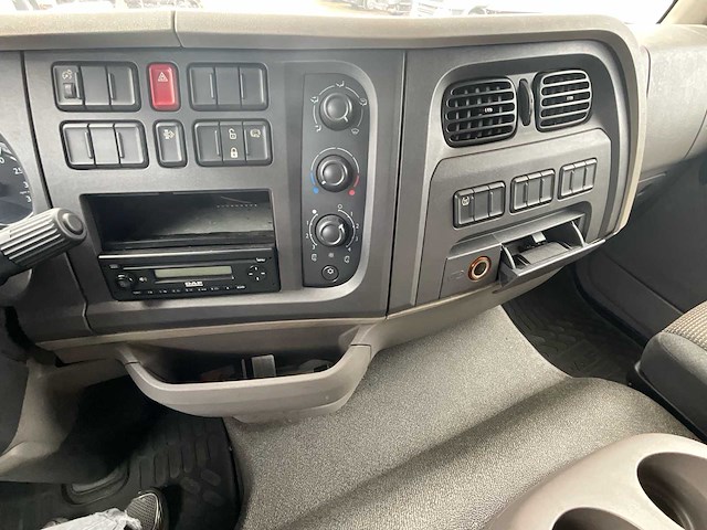 2015 daf lf 220fa euro 6 - hydraulische laadklep - airco - afbeelding 25 van  38