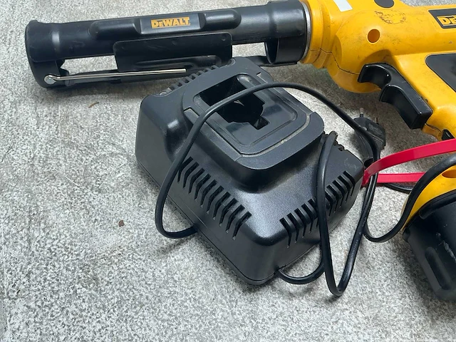 2015 dewalt dc547 kitspuit accu 18v - afbeelding 4 van  5