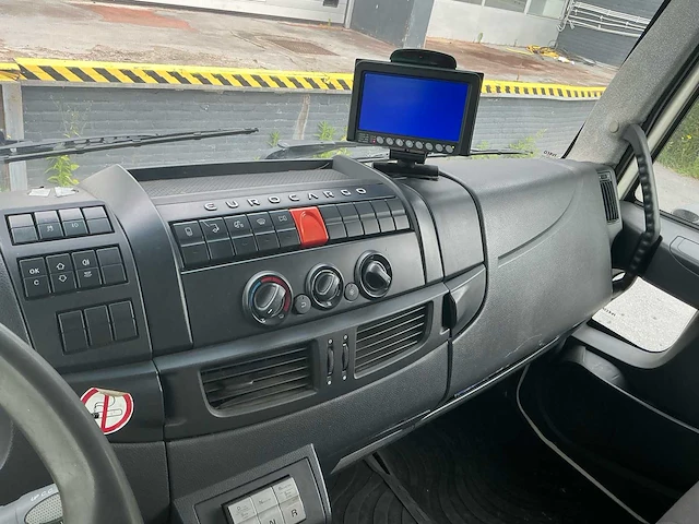 2015 iveco eurocargo koelopbouw en laadklep vrachtwagen - afbeelding 7 van  44