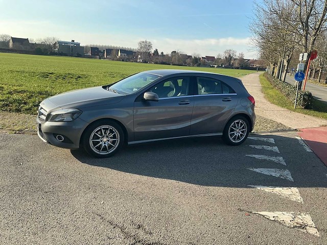 2015 mercedes a180 hatchback personenauto - afbeelding 32 van  35