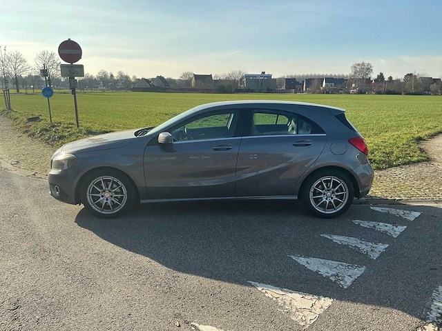 2015 mercedes a180 hatchback personenauto - afbeelding 20 van  35