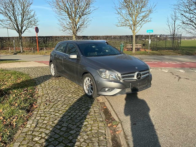 2015 mercedes a180 hatchback personenauto - afbeelding 30 van  35