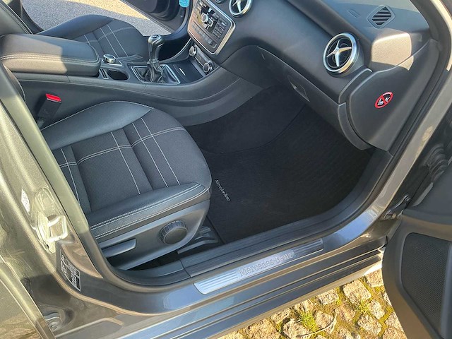2015 mercedes a180 hatchback personenauto - afbeelding 16 van  30