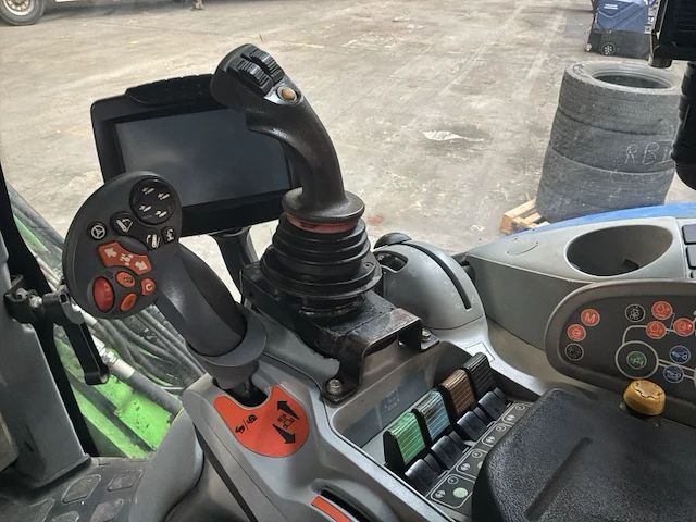 2015 new holland t7.220 4wd sa vierwielaangedreven tractor met armmaaier - afbeelding 18 van  40
