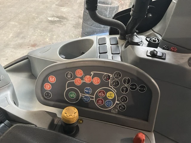 2015 new holland t7.220 4wd sa vierwielaangedreven tractor met armmaaier - afbeelding 19 van  40