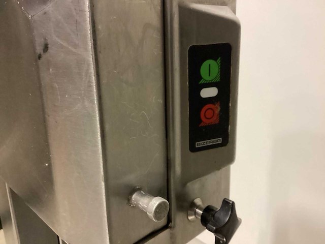 2016 matton model op voet vleeszaagmachine - afbeelding 1 van  6