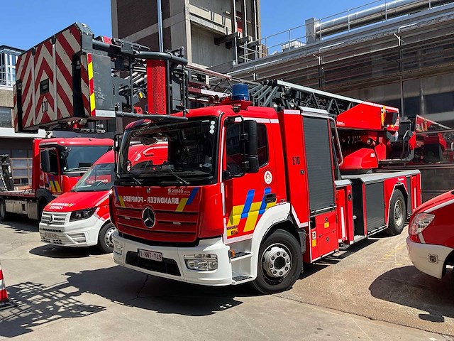 2016 mercedes-benz atego rosenbauer l32a-xs autoladder - afbeelding 1 van  17