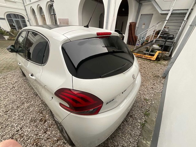 2016 peugeot 208 1.2 puretech auto - afbeelding 18 van  33