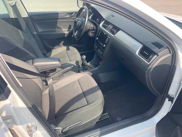 2016 škoda rapid spaceback 1.6 tdi – 116 pk – 2016 – 280.437 km – euro 6 – handgeschakelde versnellingsbak. auto - afbeelding 9 van  21