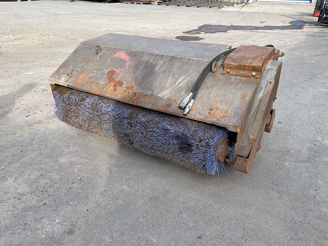 2017 hydraulische veegborstel met bobcataansluiting - afbeelding 1 van  8