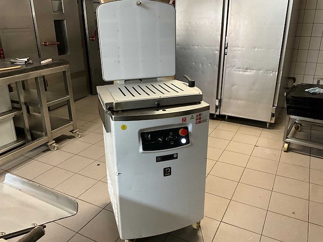 2017 vitella sqg sa 20 automatische deegverdeler + rvs kar deegbakken - afbeelding 16 van  19