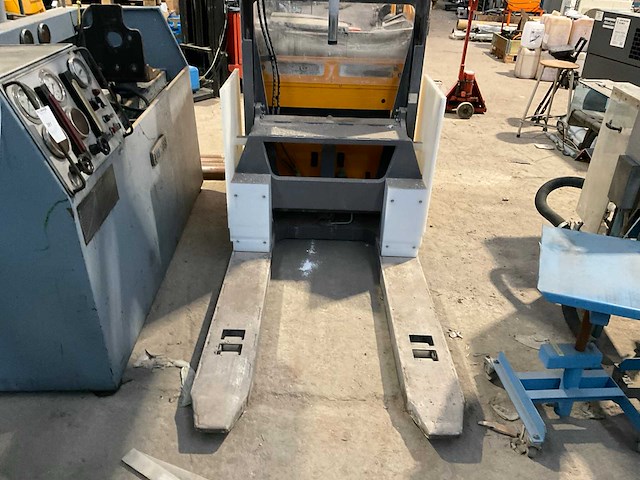 2018 jungheinrich esc328 reachtruck - afbeelding 15 van  16