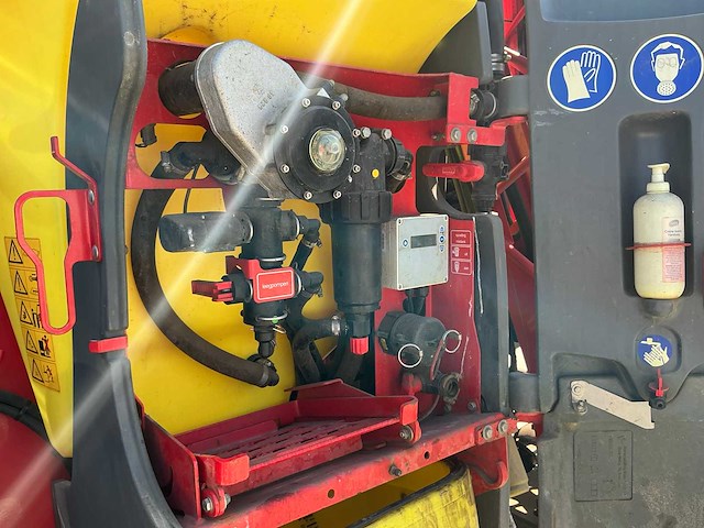 2018 kverneland ixter b18 veldspuit - extra fronttank - afbeelding 6 van  15